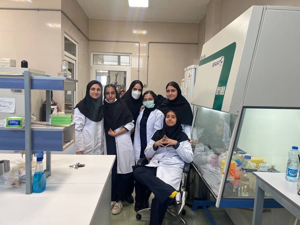 کلاس کشت و رنگ باکتری در آزمایشگاه تخصصی دانشگاه شهید بهشتی مختص خانم دکتر های آینده